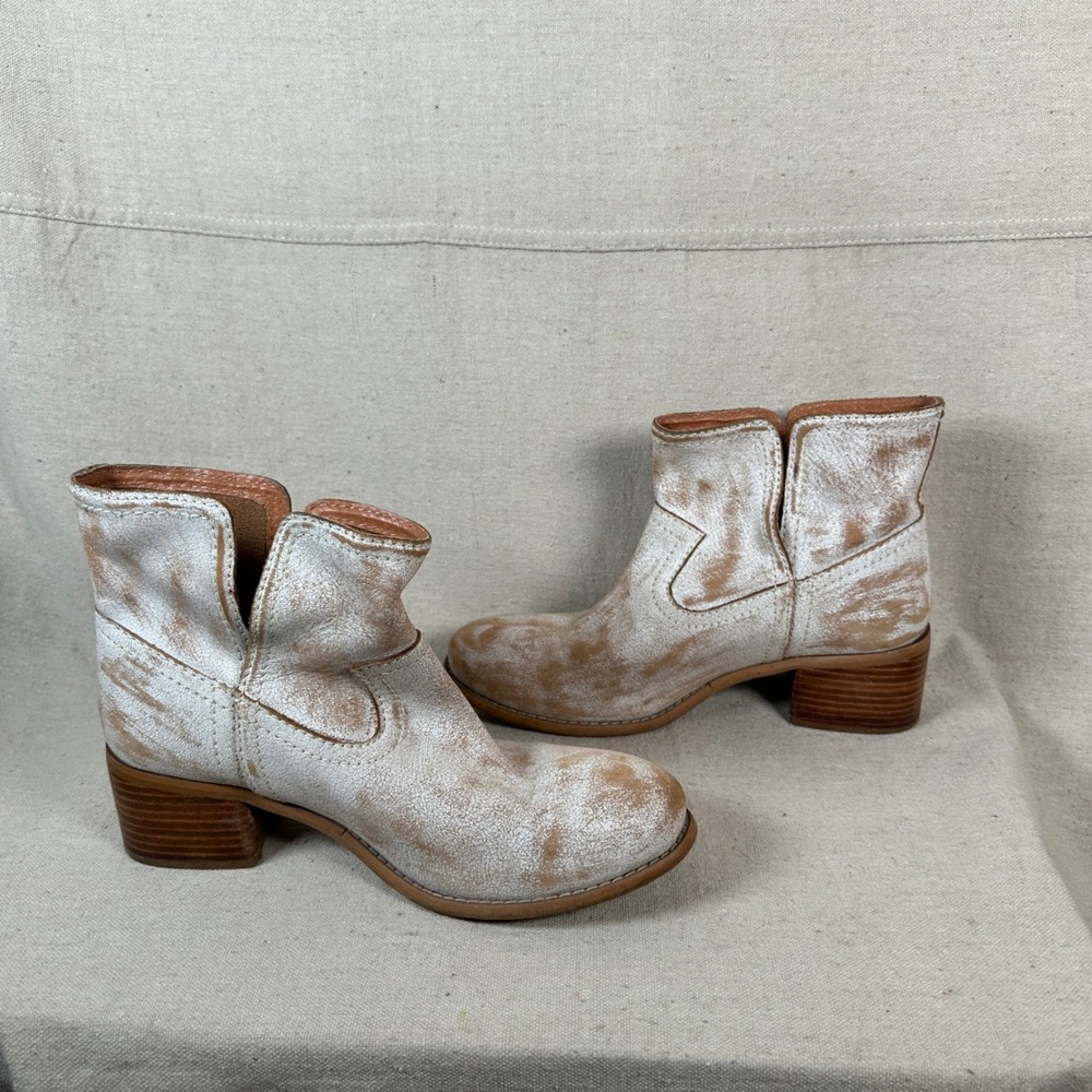 Diba True Walnut Grove White Distressed Crackle Leather Western Ankle Boots 9 - Picture 4 of 9